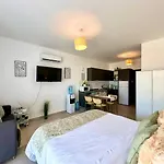 The Olive Beachfront & Apartamento *