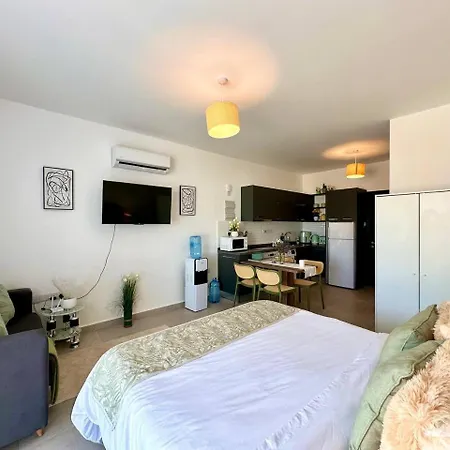 The Olive Beachfront & شقة *