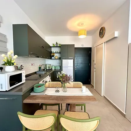 The Olive Beachfront & شقة