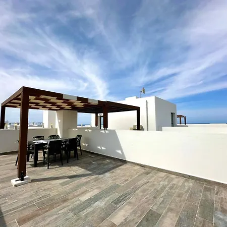 The Olive Beachfront & شقة